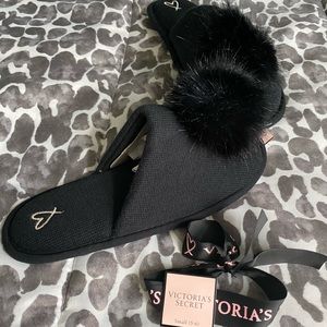 NWT Victoria’s Secret Pom Pom slippers Sz S